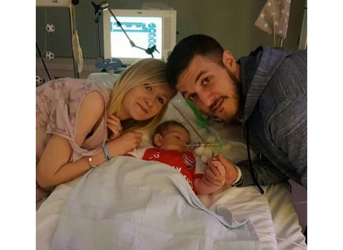 Charlie Gard con i suoi genitori Charlie Gard con i suoi genitori